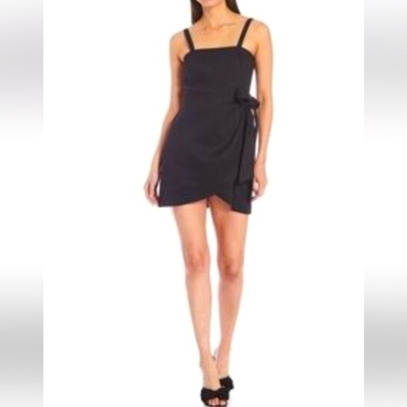 Gianni Bini Dresses & Skirts - NWT Gianni Bini Serena Linen Shift Wrap Dress